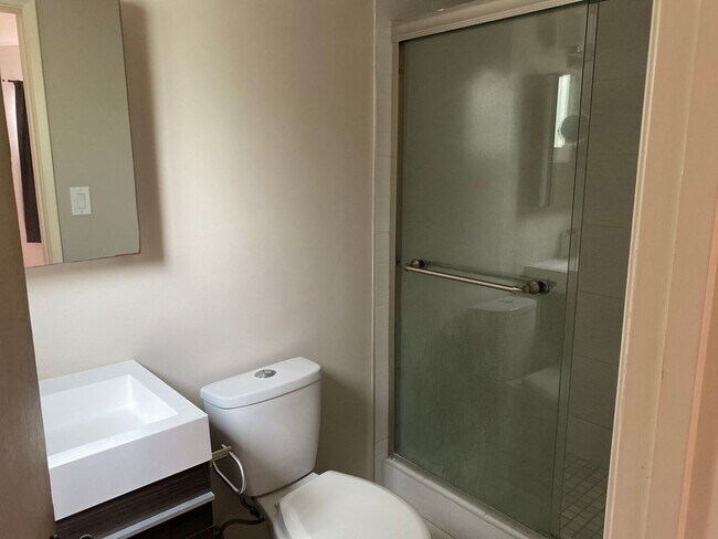 Building Photo - WALK TO SDSU! 5 bed 2 bath House w/ A/C