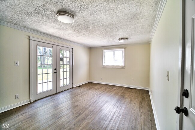 Building Photo - 635 Lake View Dr