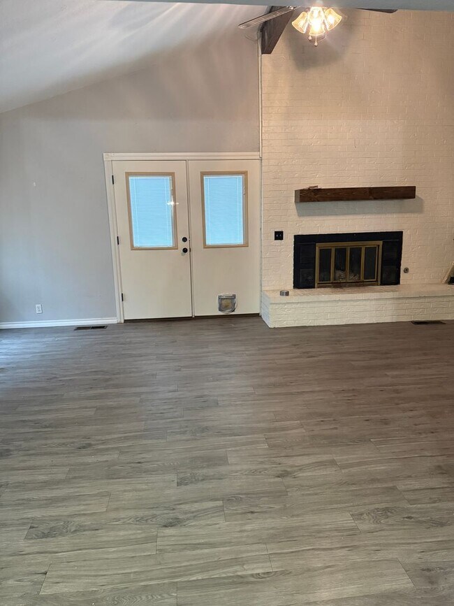 Building Photo - Charming Corner-Lot Duplex in the Heart of Yukon – Available Now!