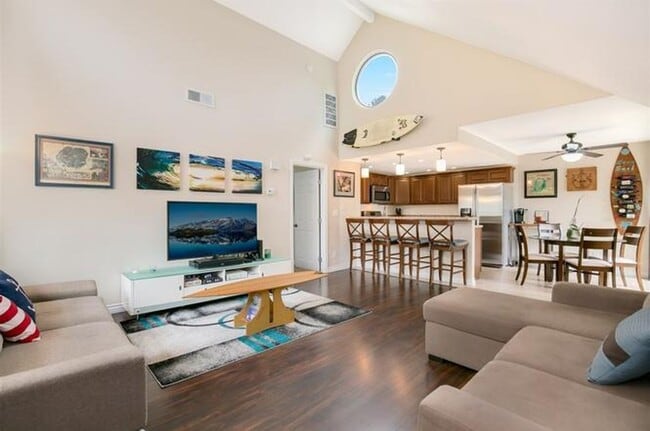 Building Photo - Beautifully Vista Upgraded Upstairs Corner Condo