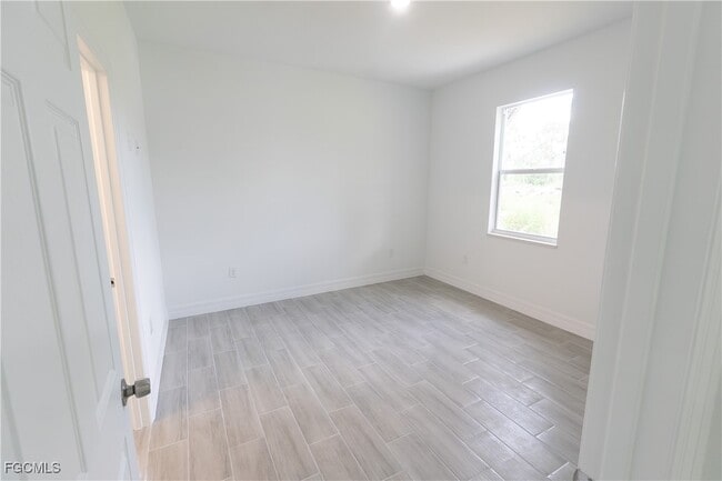 Building Photo - 871 Duplex St E