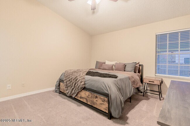 Building Photo - 11060 Wandering Oaks Dr