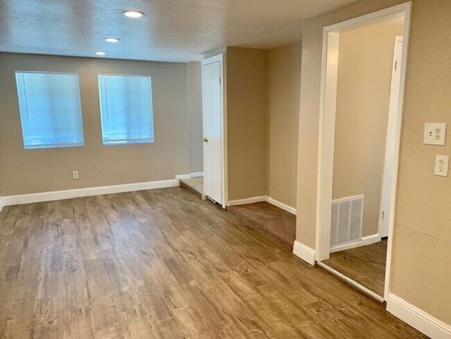 Building Photo - 4 bed 1.5 bath House in Richmond -- AVAILABLE NOW !!