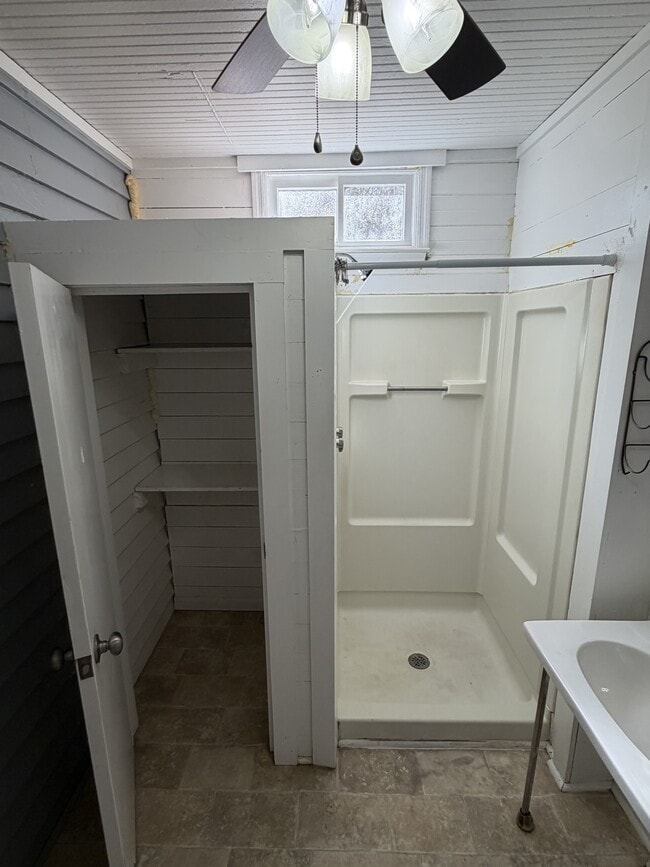 Building Photo - 411 Latham Ln