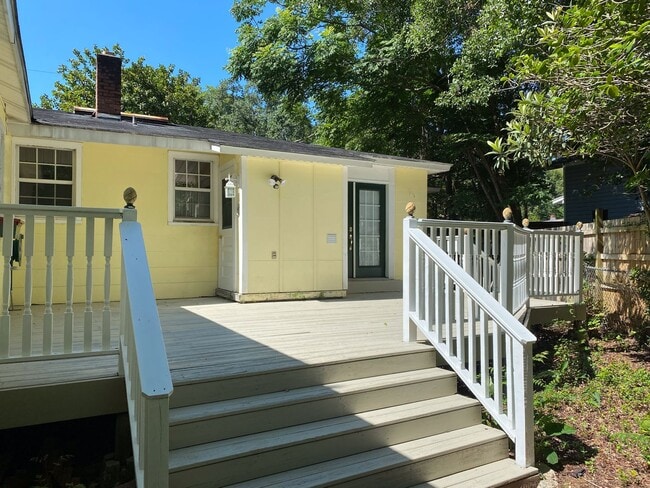 Building Photo - MIDTOWN LOCATION - 2bd/1ba with large yard and washer/dryer