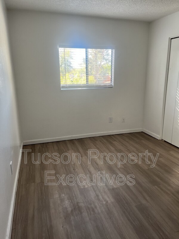 Building Photo - 3810 E Monte Vista Dr