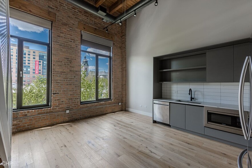 Building Photo - 729 N Sangamon St