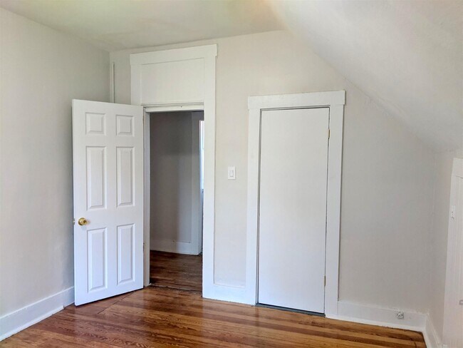 Building Photo - 102 Willow Ave