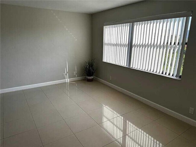 Building Photo - 105 S Riverside Dr