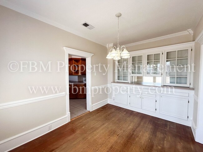 Building Photo - 211 W. Jefferson St - Beautiful 3 Bedroom,...