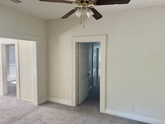Building Photo - 3/1 Located in South St. Pete!