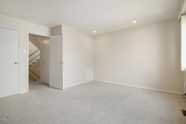 Building Photo - Beautiful Bella Vista Three Bedroom Townhome with Parking