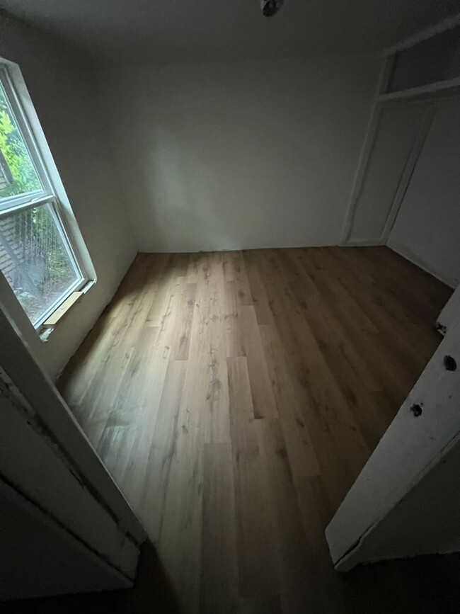 Building Photo - Section 8 Welcome – 4 Bed, 2 Bath Home Nea...