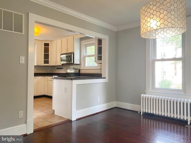 Building Photo - 432 E Luray Ave