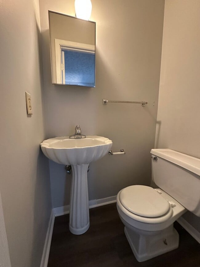 Building Photo - 2 Bedrooms 1.5 baths Townhouse, Kingsport TN