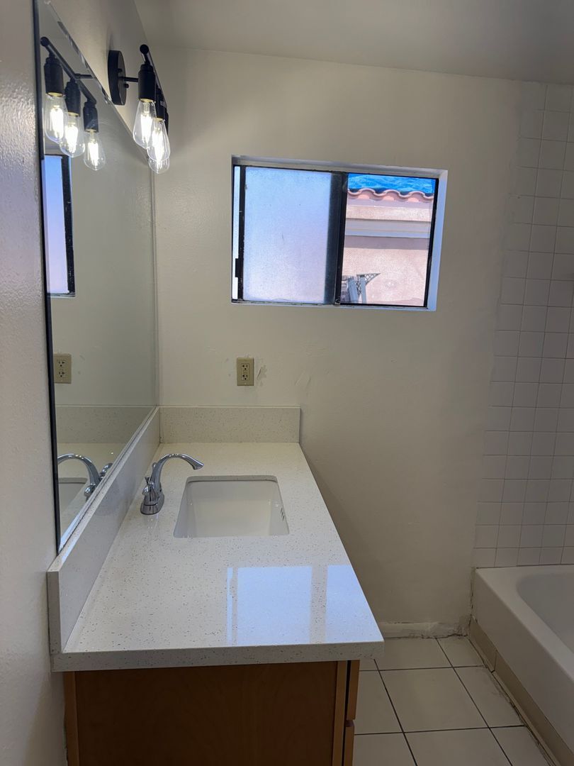 Building Photo - 13607 Charlemagne Ave