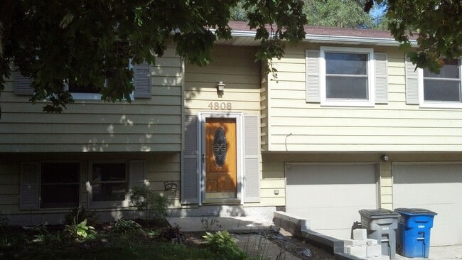 Building Photo - Three bedroom, one bath, huge backyard