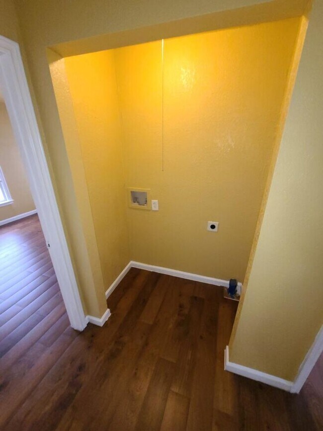 Building Photo - Single Family Home Available 76119