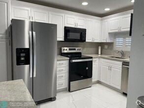 Building Photo - 9420 S Hollybrook Lake Dr