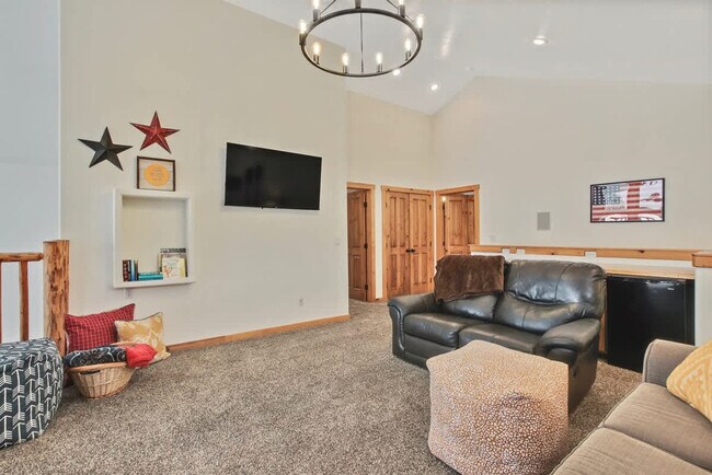 Building Photo - 130 Par Dr