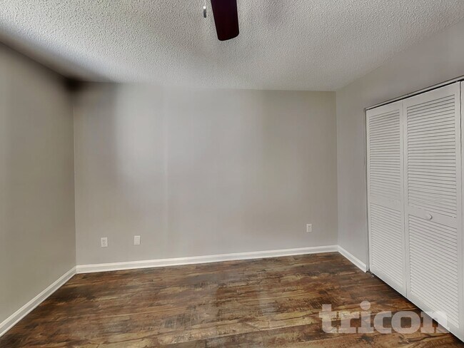 Building Photo - 2916 Vestal Pl