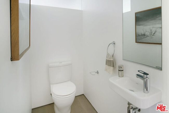 Building Photo - 927 Hyperion Ave