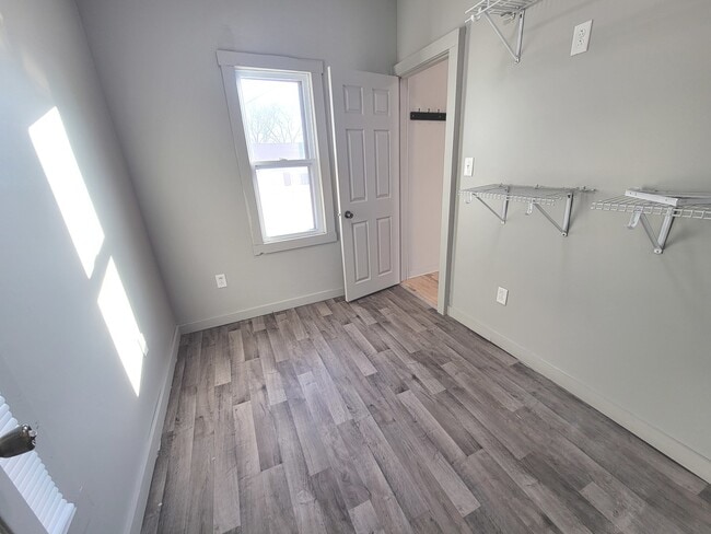 Building Photo - 533 Deleon St