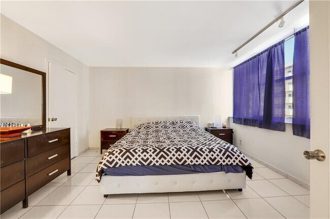 Building Photo - 3140 S Ocean Dr