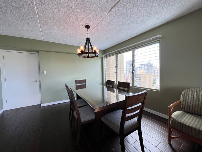Building Photo - 2BD/2BA/2PKG. Furnished, Waikiki, Views, Breeze