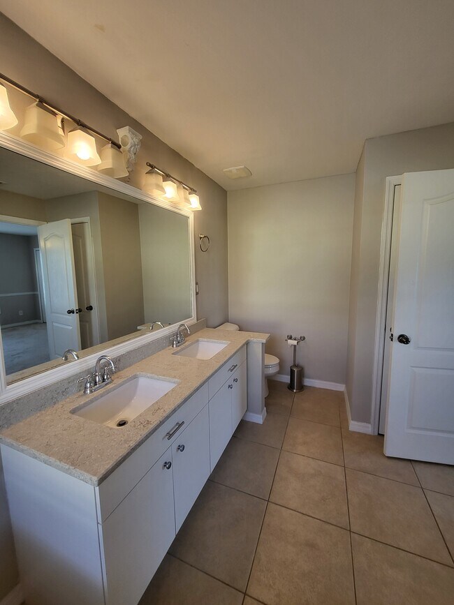 Building Photo - 1008 NW 12th Terrace