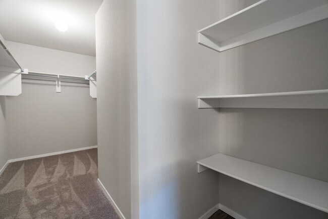 Building Photo - Large 4 Bedroom Home w/3 car Garage and Hu...