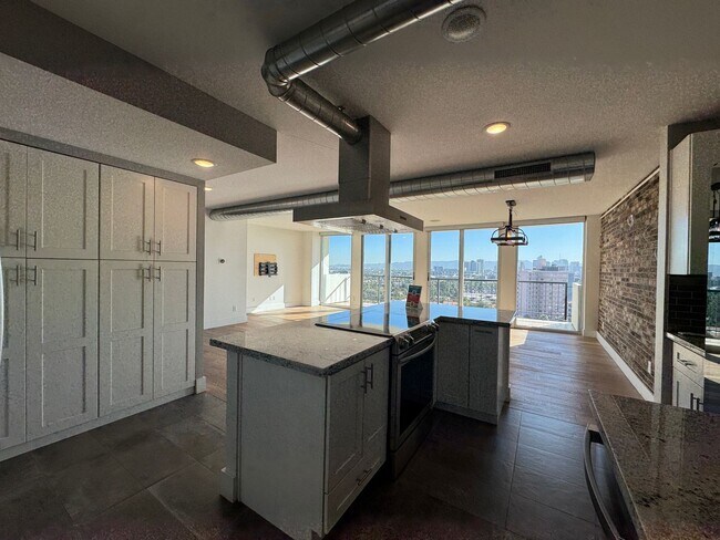 Building Photo - Luxury 2 Bedroom Condo Available at Regency House in Central Phoenix!