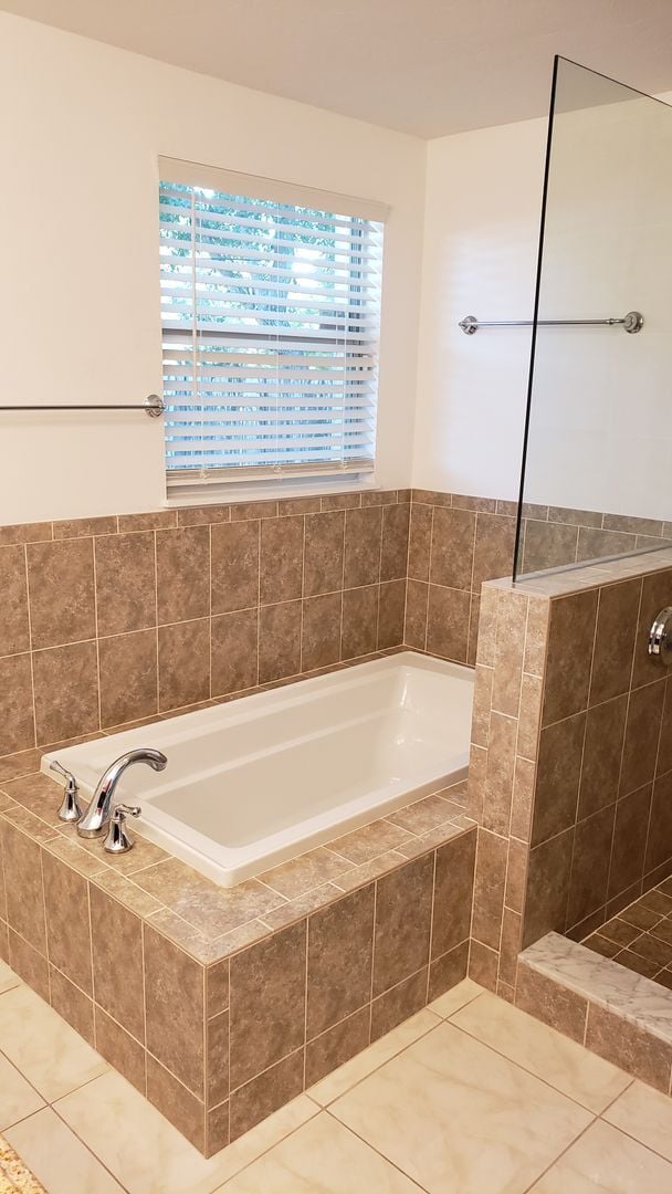 Building Photo - Centrally Located Sarasota 2-bedroom Home ...