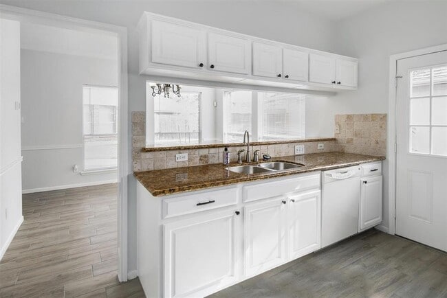 Building Photo - 1241 El Camino Village Dr