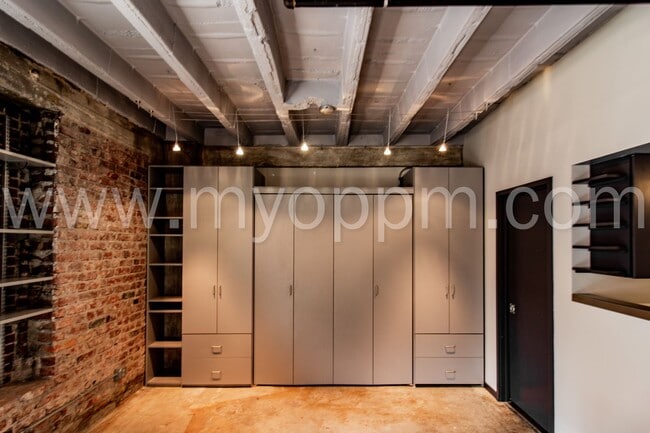 Building Photo - The Regis