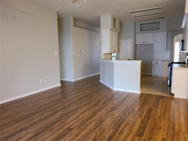 Building Photo - 2214 Zoa Dr