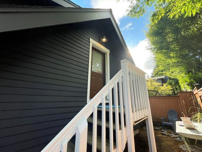 Building Photo - Furnished ADU in Multnomah Village on Quie...