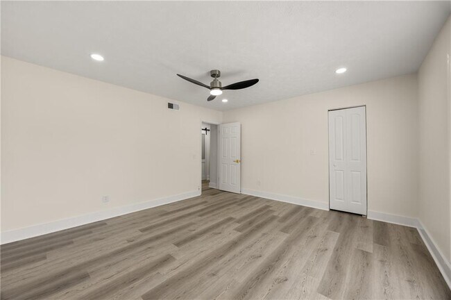 Building Photo - 3298 Abbeywood Dr