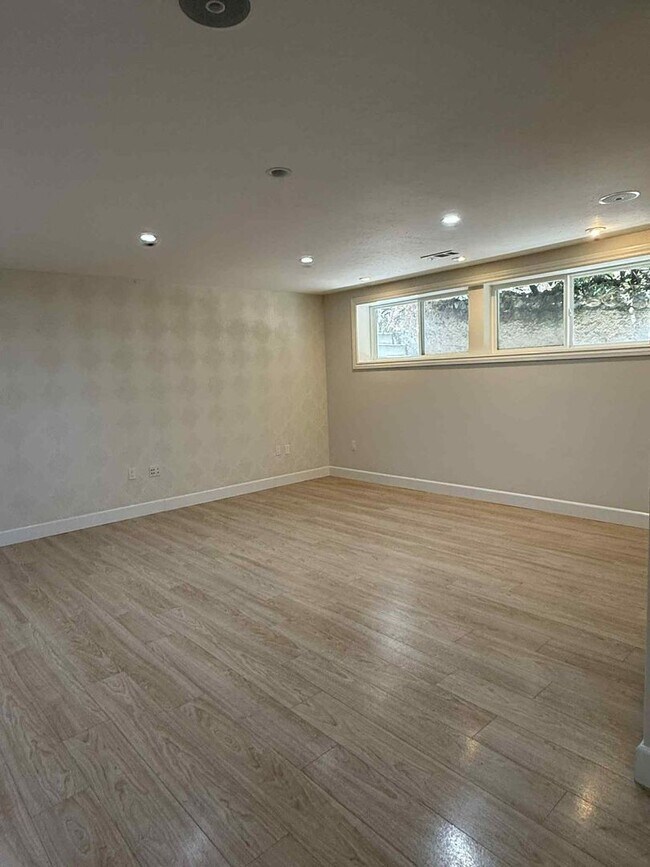 Building Photo - Redwood City Hillside Retreat – 4BR, 3BA w...