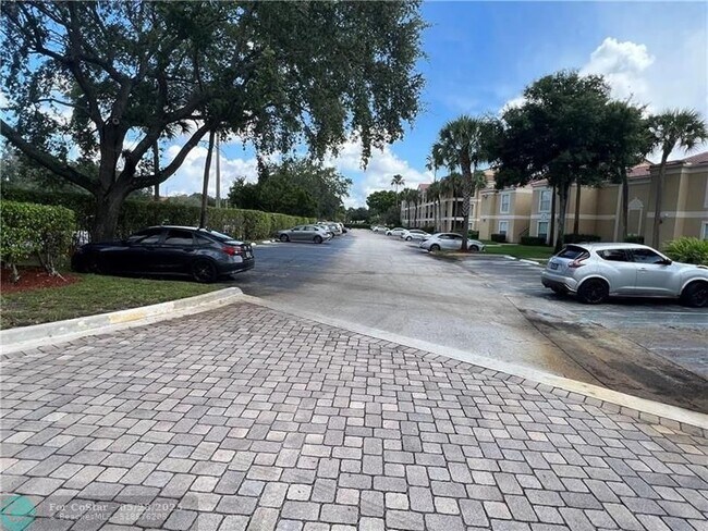 Building Photo - 875 Riverside Dr