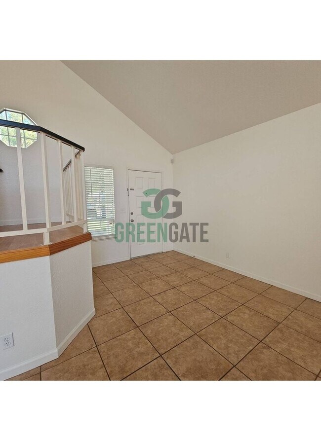 Building Photo - Beautiful 3 BEDROOM 2.5 BATH HOME IN MODES...