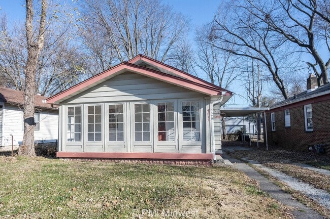 Building Photo - "Charming 2-Bed Home with Gleaming Hardwoo...