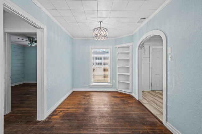 Building Photo - Vintage Home w/ Modern Updates, Minutes fr...