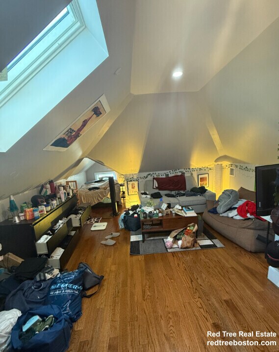 Building Photo - 71 Hillside St