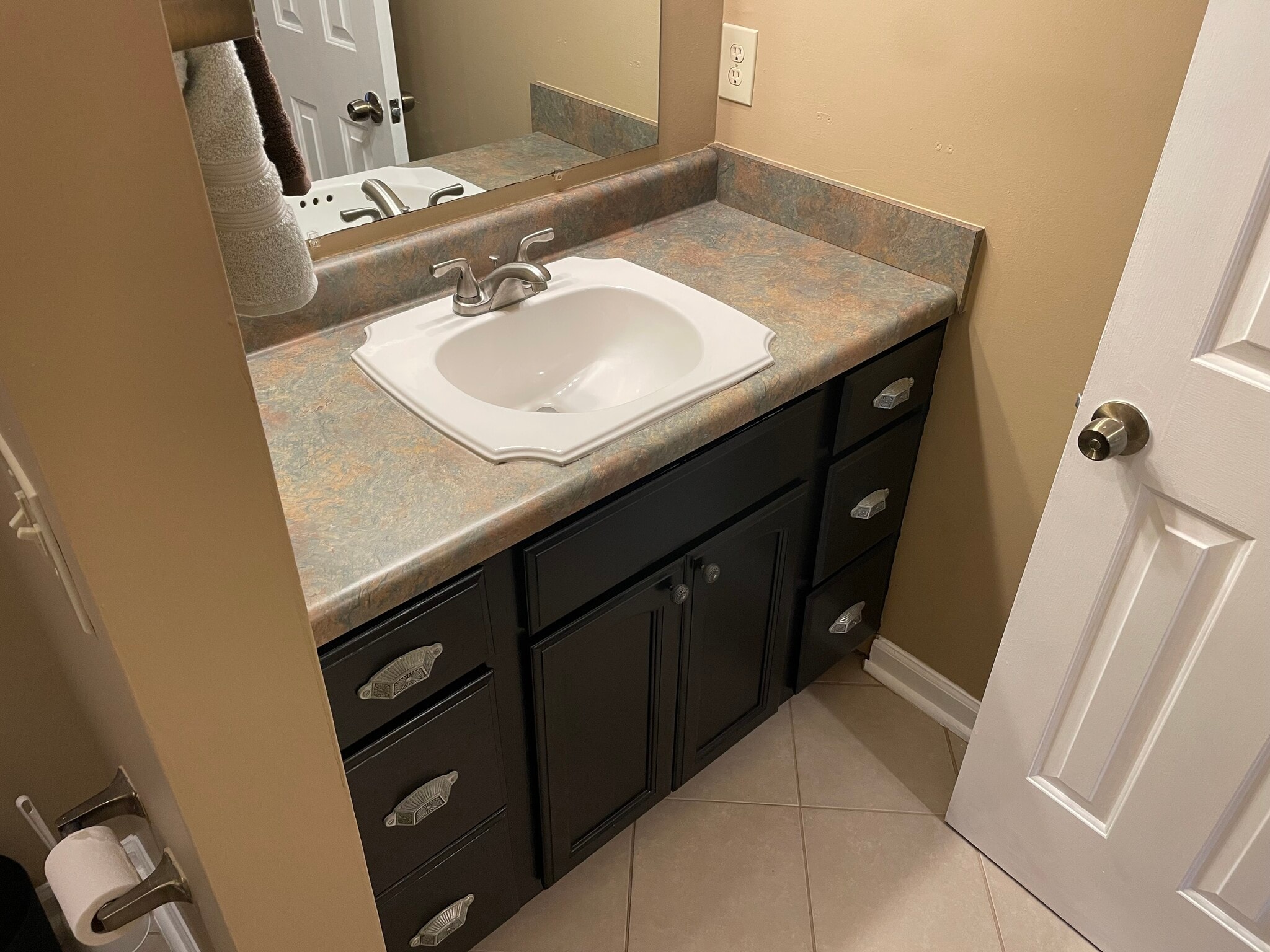 Upstairs Full Bath - 1010 Hammack Ct