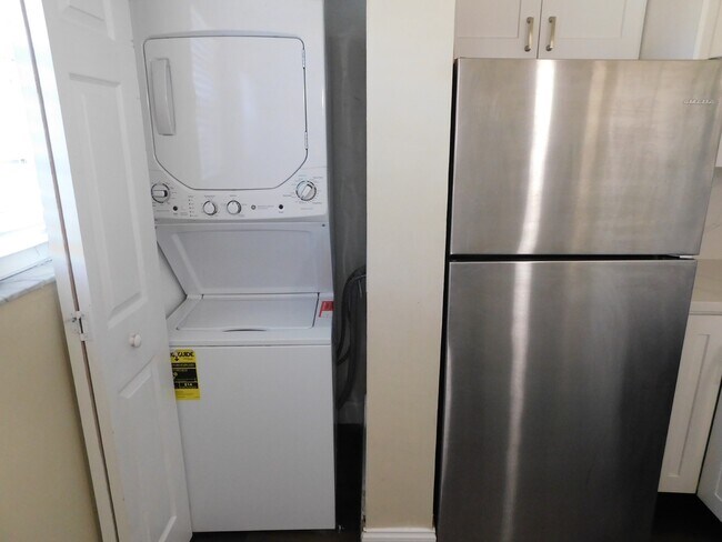 Building Photo - 611 Cypress Lake Blvd