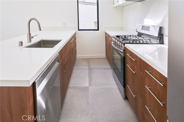 Building Photo - 929 E 68th St