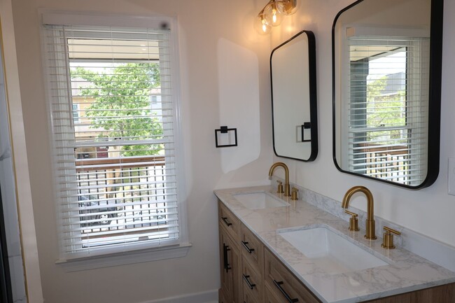 Building Photo - 3 Bedroom Single Family Home (Newly Renova...