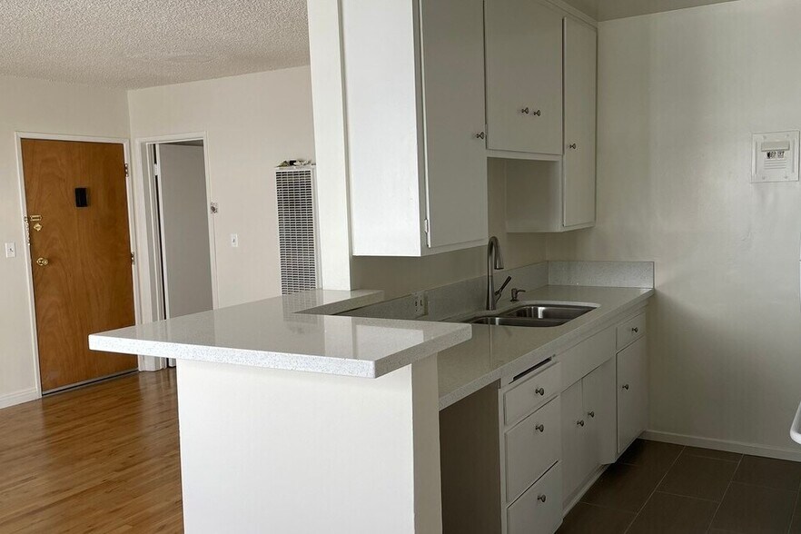 Primary Photo - Malia's Apartments