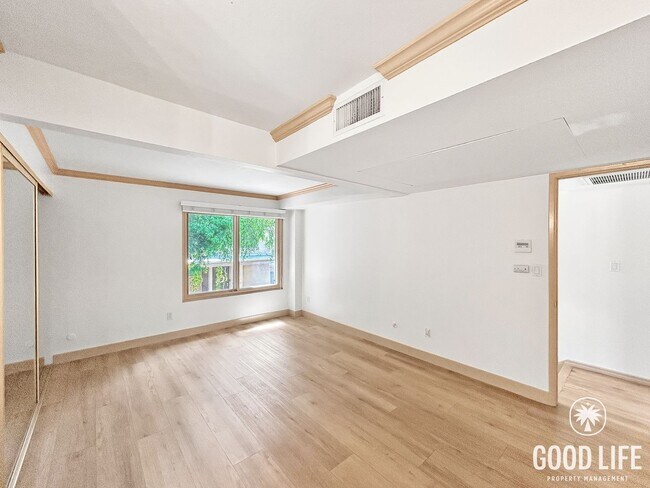 Building Photo - Beautiful 2B/1.5BA Condo W/ AC & Reserved Parking in Point Loma!